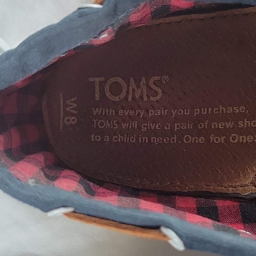 Toms - Picture 3 of 4